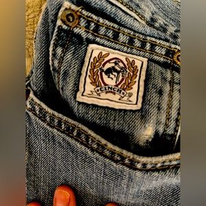 Cinch jeans boot cut no rips or tears. They seem to run on the small size.